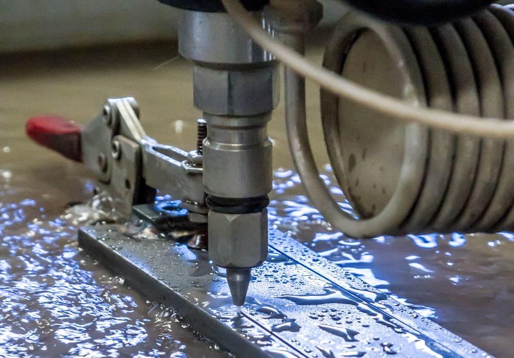 Corte por chorro de agua abrasivo